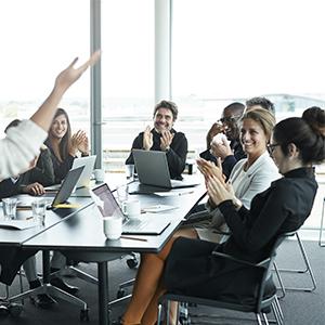 Equipo humano - Personas de negocios reunidas con portátiles en la oficina formando un equipo de trabajo