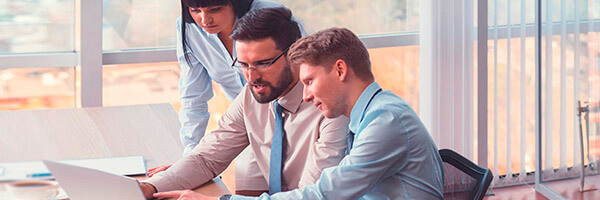 Rural Factoring - Dos hombres y una mujer hablando en una reunión en la oficina Rural Factoring - Dos hombres y una mujer hablando en una reunión en la oficina