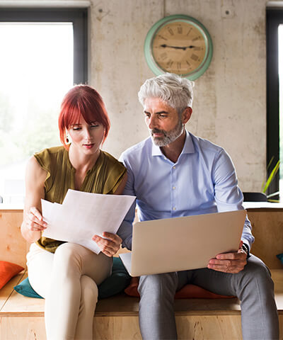 Momento Renovar mis equipos - Reunión de negocios entre un hombre y una mujer en la oficina Momento Renovar mis equipos - Reunión de negocios entre un hombre y una mujer en la oficina
