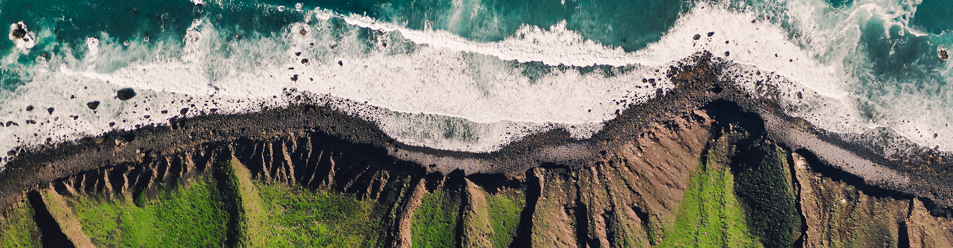 Libro Centenario - Imagen de acantilado junto a las olas del mar