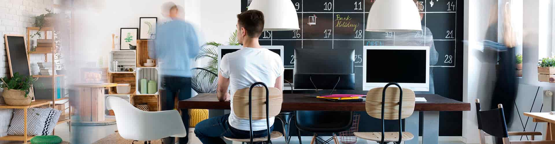 Cuenta online ruralvía - Un chico joven de espaldas buscando una cuenta en su ordenador Cuenta online ruralvía - Un chico joven de espaldas buscando una cuenta en su ordenador