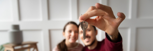 Pareja con una casa nueva y las llaves