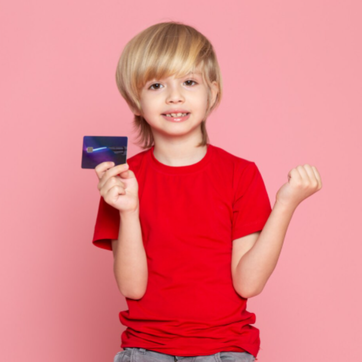 niño con su tarjeta de crédito