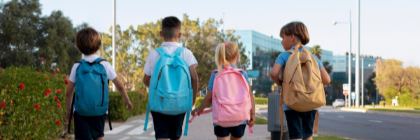 Niños de vuelta al cole con mochilas nuevas