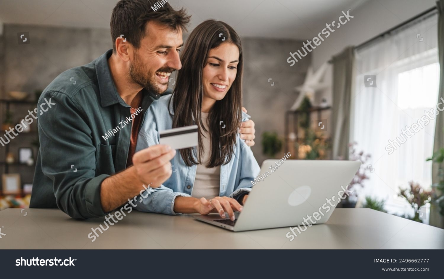 Pareja con tarjeta t negocios
