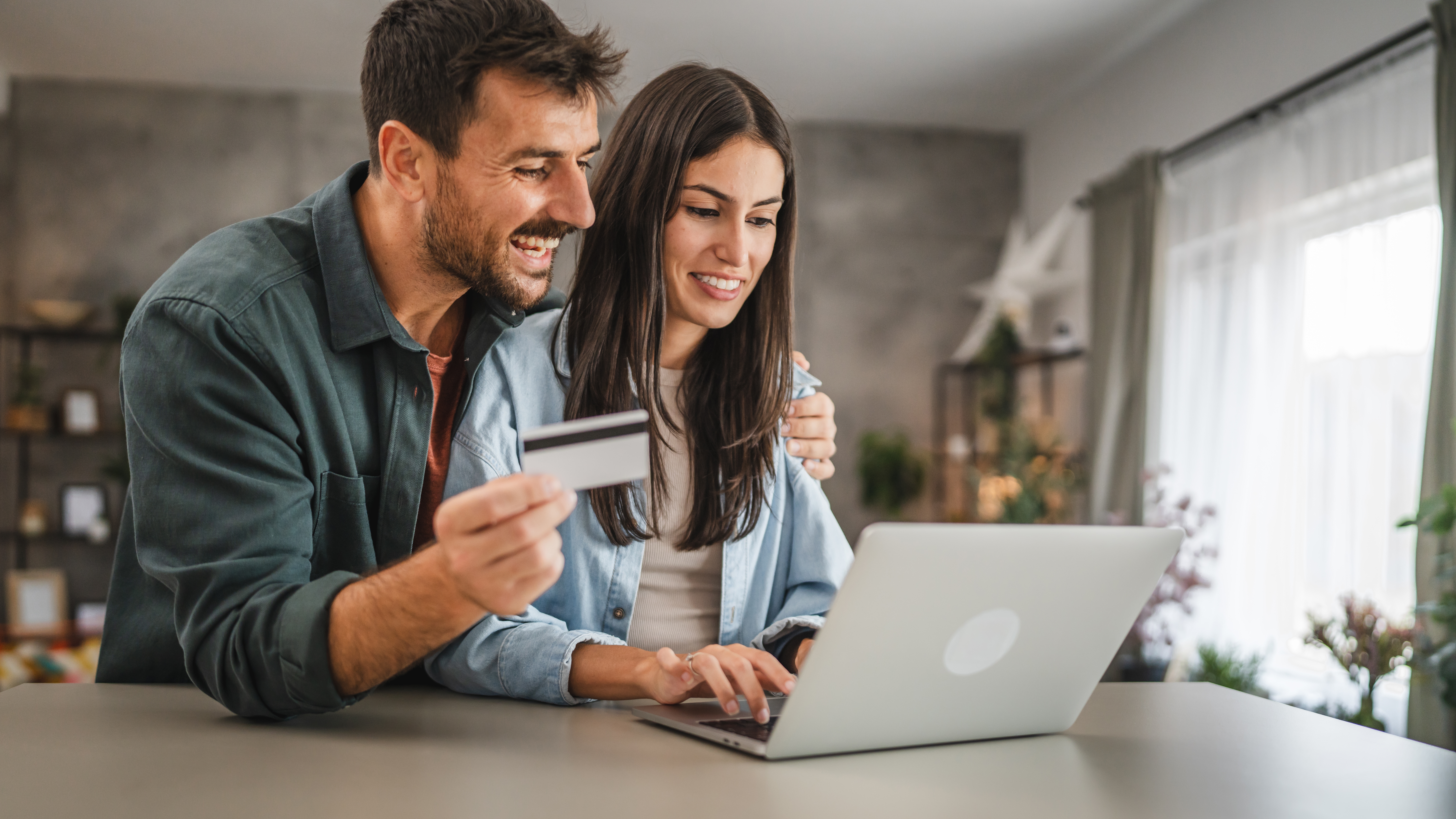 Pareja con tarjeta t negocios