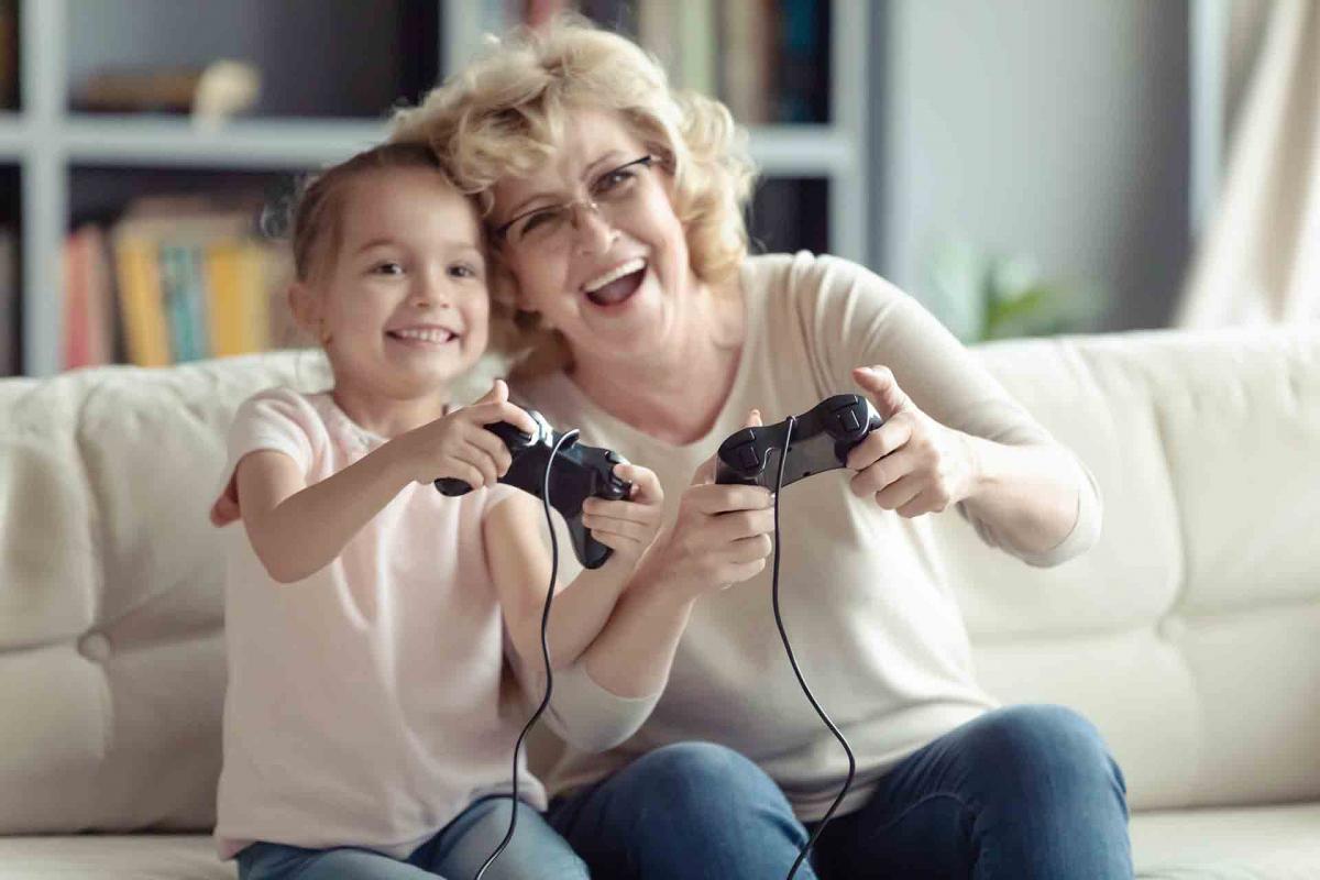 Descubre cómo enseñar a tus mayores a usar la tecnología