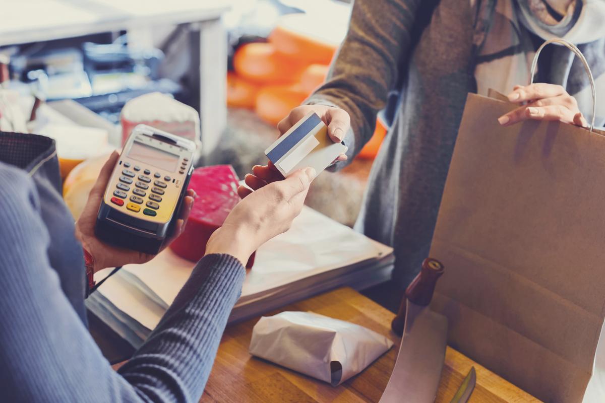 ¿Es mejor pagar con tarjeta o usar efectivo en nuestros viajes?