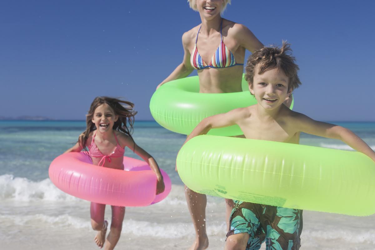 Disfruta de unas vacaciones con niños sin poner en riesgo tus ahorros