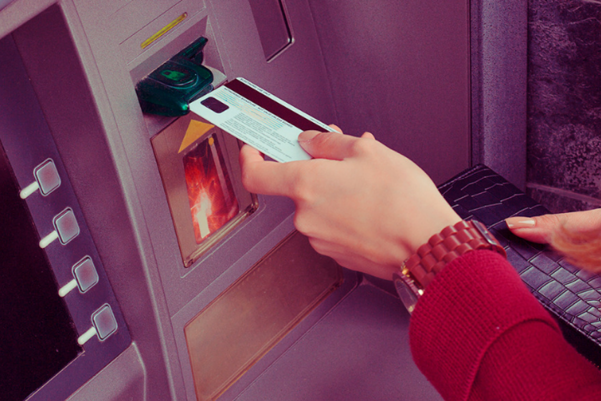 Descubre cómo intentan los delincuentes robarte en el cajero automático