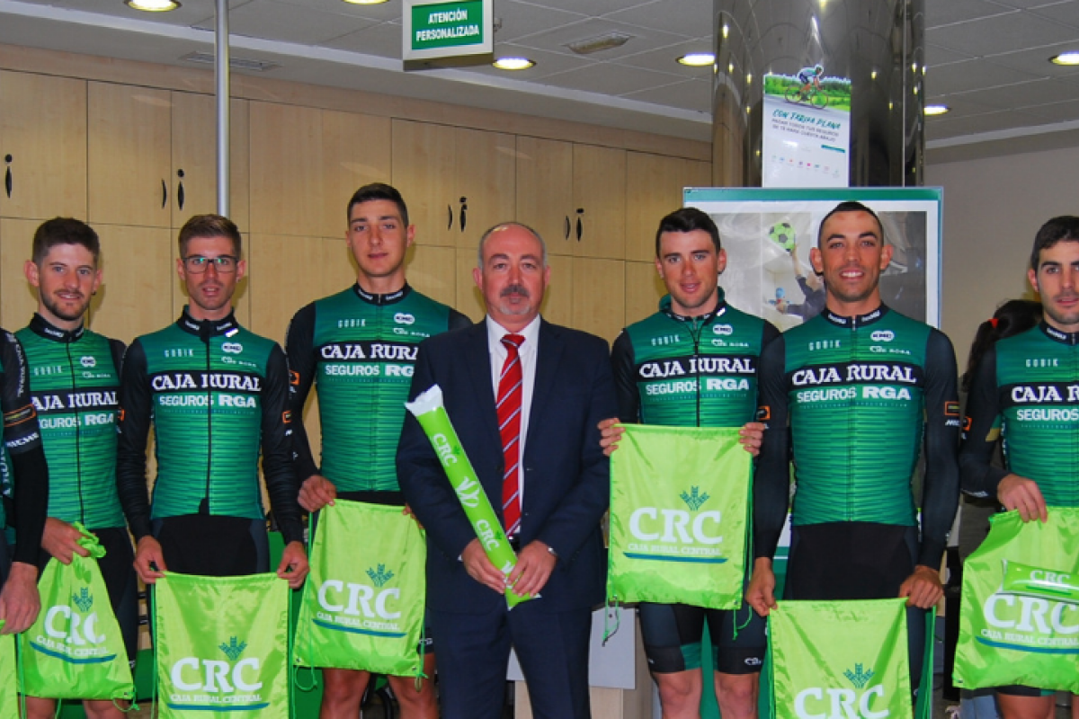 El Team Caja Rural - Seguros RGA visita a CRC en dos de sus oficinas de la provincia de Alicante y La Región de Murcia
