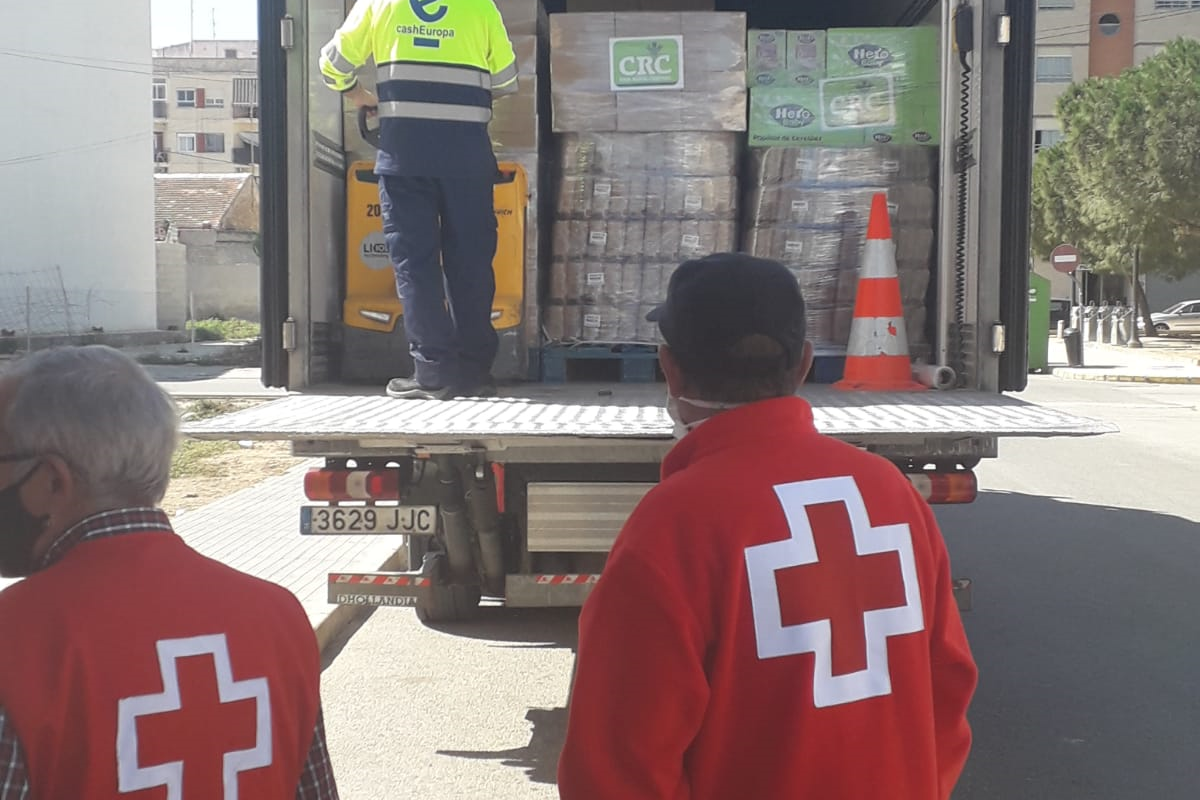 Caja Rural Central dona a Cruz Roja, Cáritas y a la ONG Alimentos Solidarios Torrevieja toneladas de alimentos y productos de primera necesidad