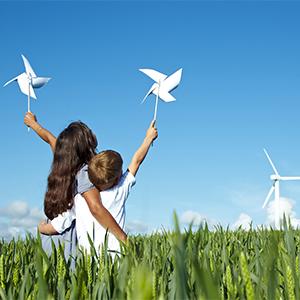 Sociedad Cooperativa de Crédito - Dos niños de espaldas frente a molino de viento en el campo