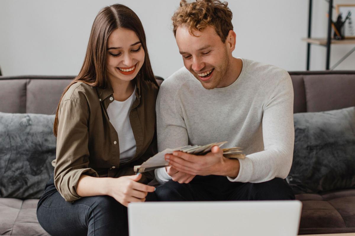 Pareja hacia su primera hipoteca