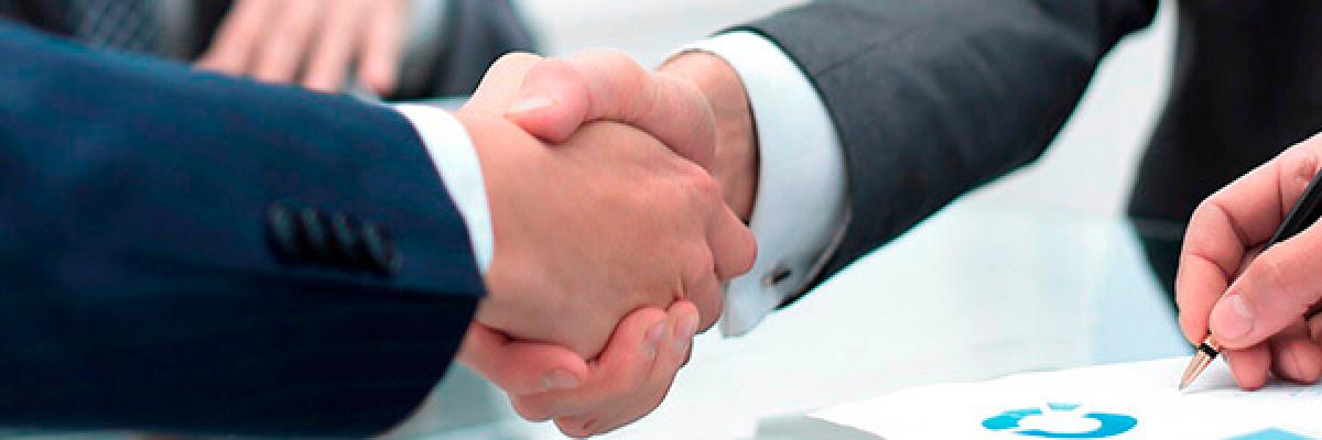Préstamo Empresas - Dos hombre se dan la mano en una reunión en la oficina Préstamo Empresas - Dos hombre se dan la mano en una reunión en la oficina