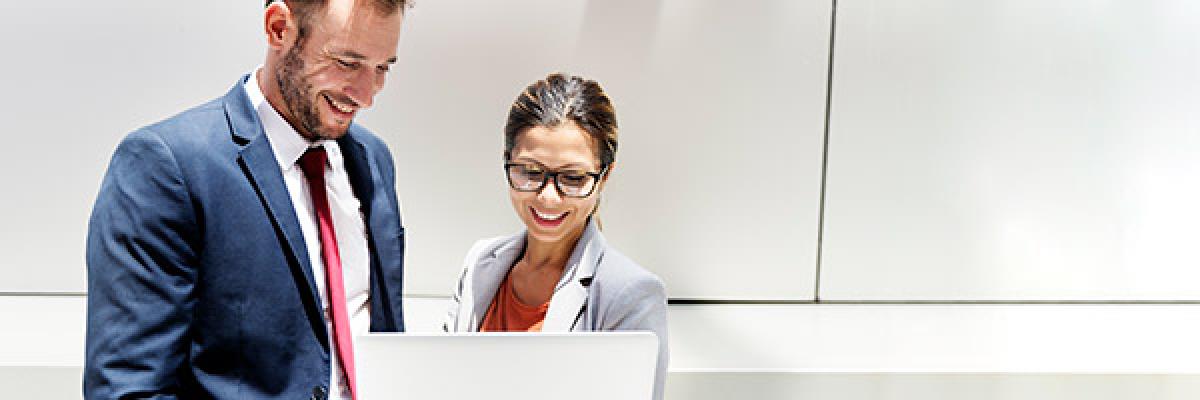 Financiacion de Impuestos y Seguros Sociales - Hombre y mujer de negocios con traje y corbata mirando una tablet y hablando de negocios y financiacion de empresas Financiacion de Impuestos y Seguros Sociales - Hombre y mujer de negocios con traje y corbata mirando una tablet y hablando de negocios y financiacion de empresas